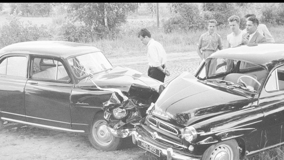 Samochody po zderzeniu. Obok stoi Aleksander Ścibor-Rylski (1. z lewej). [fot. Narodowe Archiwum Cyfrowe]