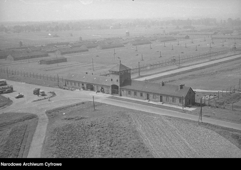 Widok z lotu ptaka na bramę byłego obozu koncentracyjnego Auschwitz-Birkenau. [fot. Narodowe Archiwum Cyfrowe]