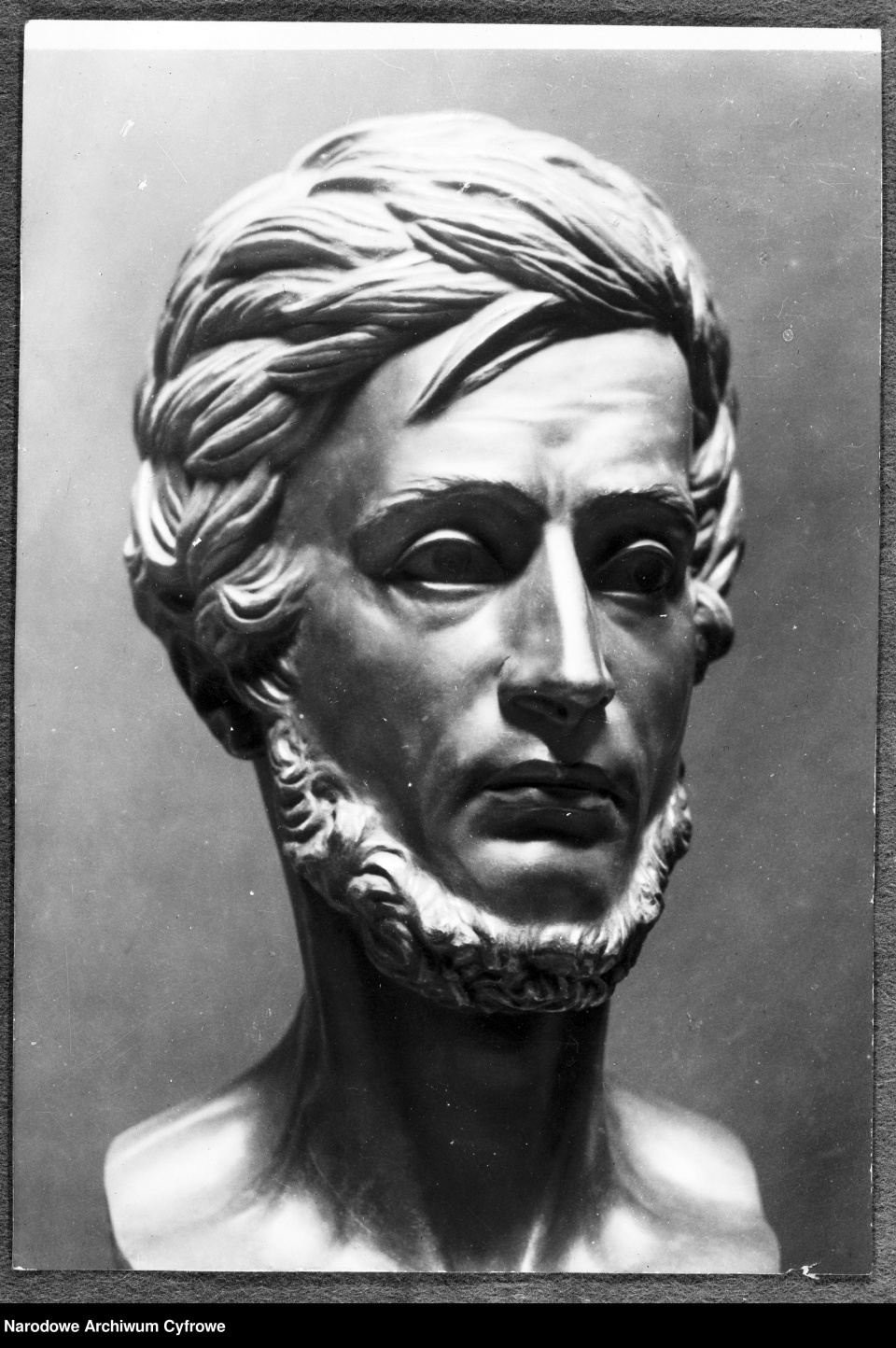 Odlew brązowy popiersia Adama Mickiewicza dłuta Dawida d`Angers, którego oryginał znajduje się w Muzeum Mickiewicza w Paryżu. [fot. Narodowe Archiwum Cyfrowe]