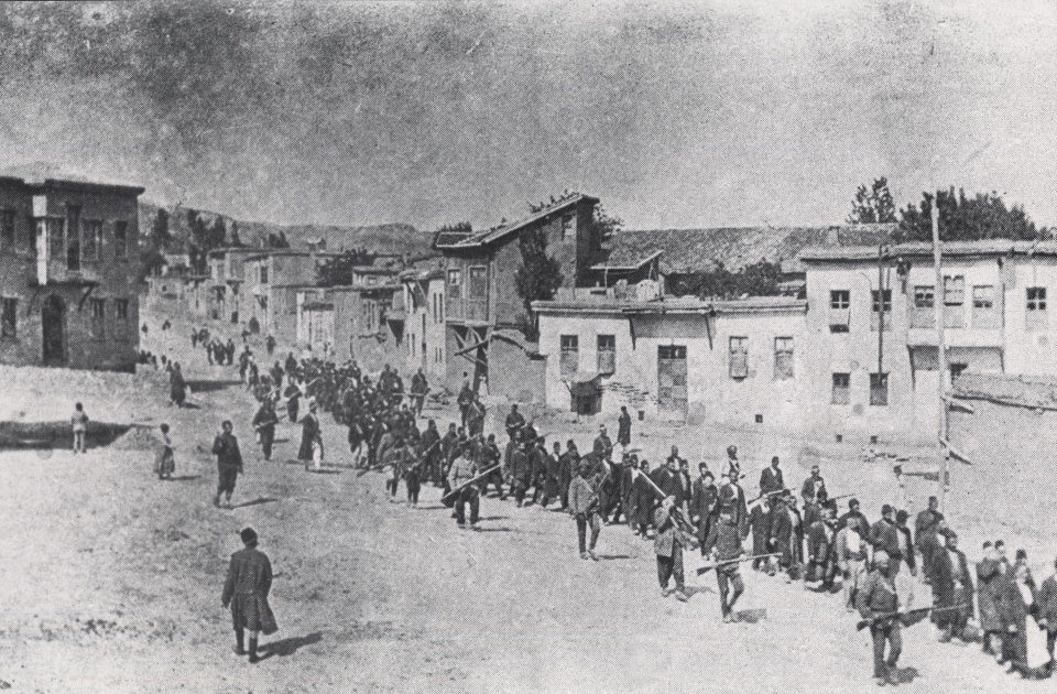 Ormiańscy cywile eskortowani przez tureckich żołnierzy maszerujący do więzienia w dzisiejszym Elazığ (1915). [fot: źródło pl.wikipedia.org/wiki/Ludobójstwo_Ormian#/media/Plik:Marcharmenians.jpg]