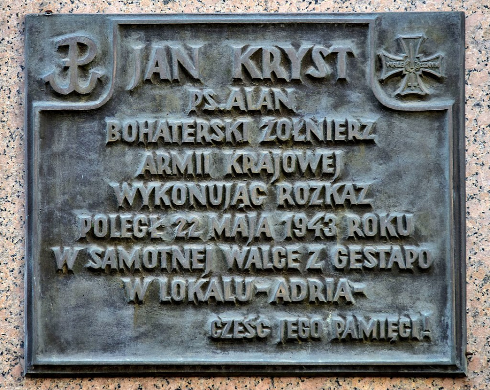 Tablica upamiętniająca Jana Krysta przy ul. Moniuszki 8 w Warszawie [fot. Adrian Grycuk/CC BY-SA 3.0-pl/Wikimedia Commons.]