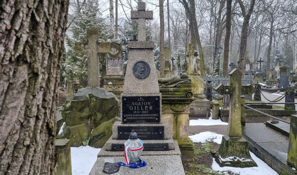 [Fot.Grób Agatona Gillera na Cmentarzu Powązkowskim w Warszawie.Źródło:Warszawski Zaułek]