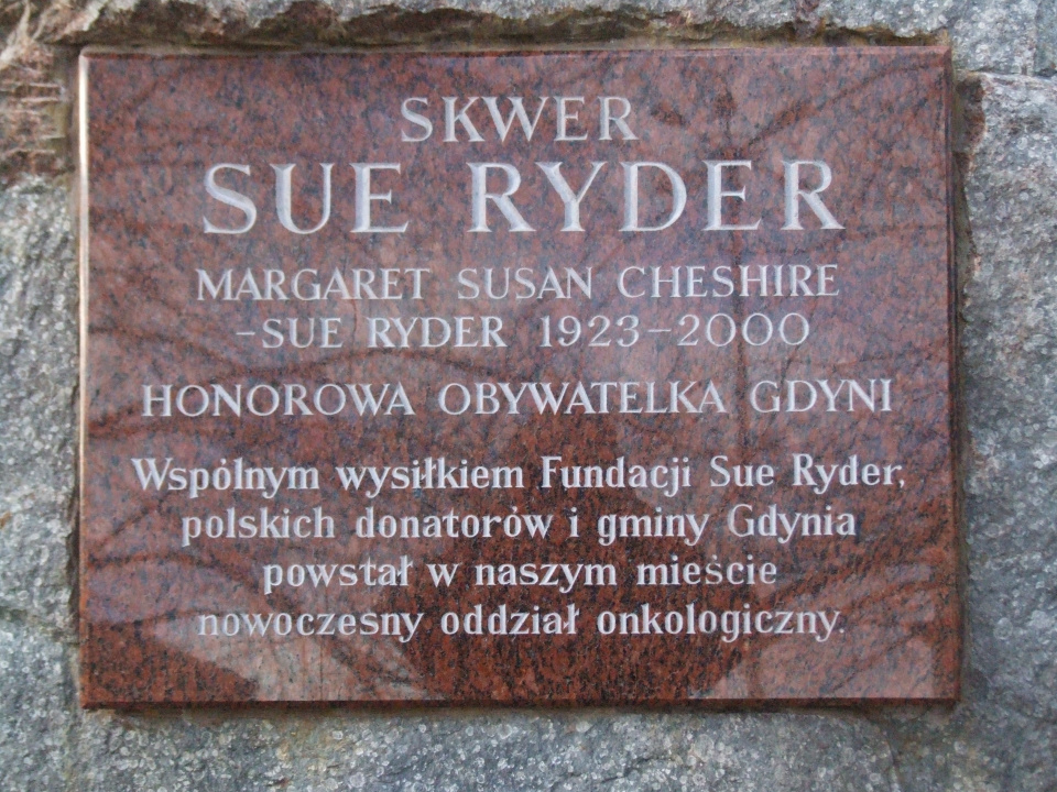 Obelisk na skwerze Sue Ryder. [Fot. wikipedia/domena publiczna]