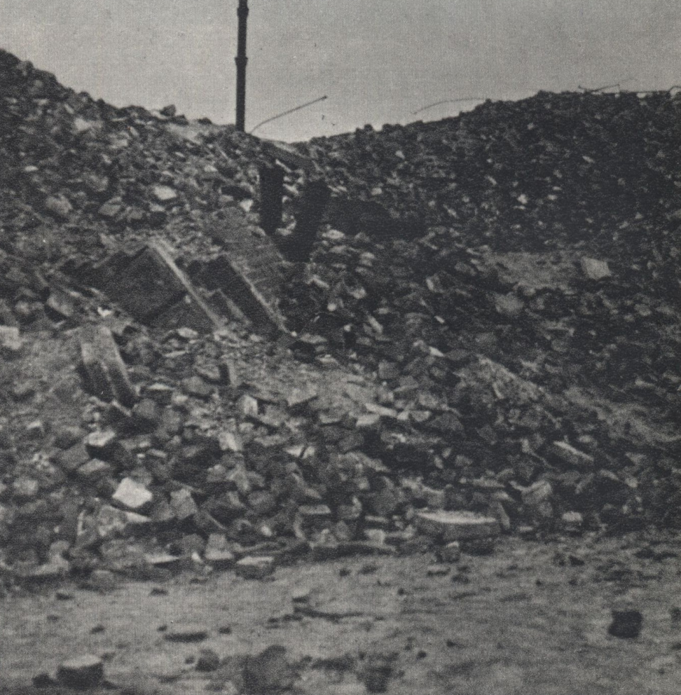 Ruiny domu przy ul. Dzielnej 27. W latach 1943–1944 zamordowano w tym miejscu tysiące więźniów Pawiaka. [fot. wikipedia/domena publiczna]