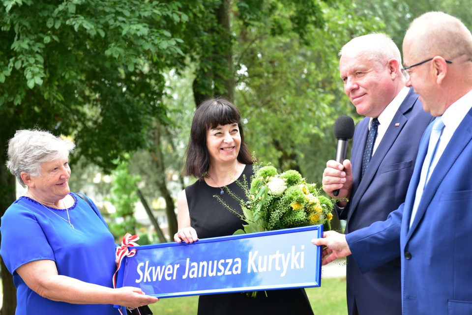 [Fot.Uroczystość na dania imienia Janusza Kurtyki skwerowi w Tarnowie.Źródło IPN Kraków]