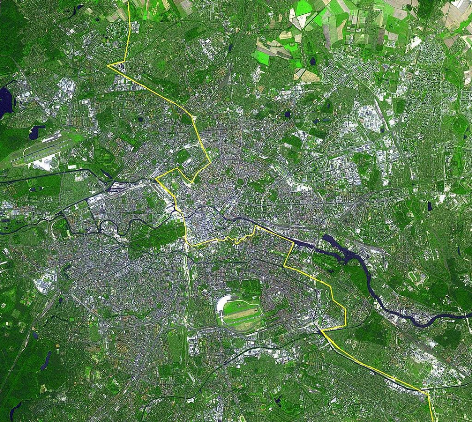 Przebieg Muru Berlińskiego przedstawiony na zdjęciu satelitarnym. [fot. wikipedia/domena publiczna]