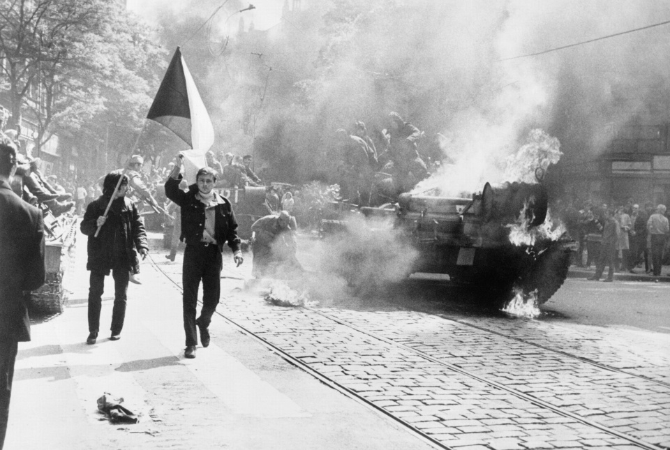 Ludzie wznoszący flagę Czechosłowacji po spaleniu radzieckiego czołgu w Pradze [fot. wikipedia/domena publiczna/The Central Intelligence Agency - 10 Soviet Invasion of Czechoslovakia]