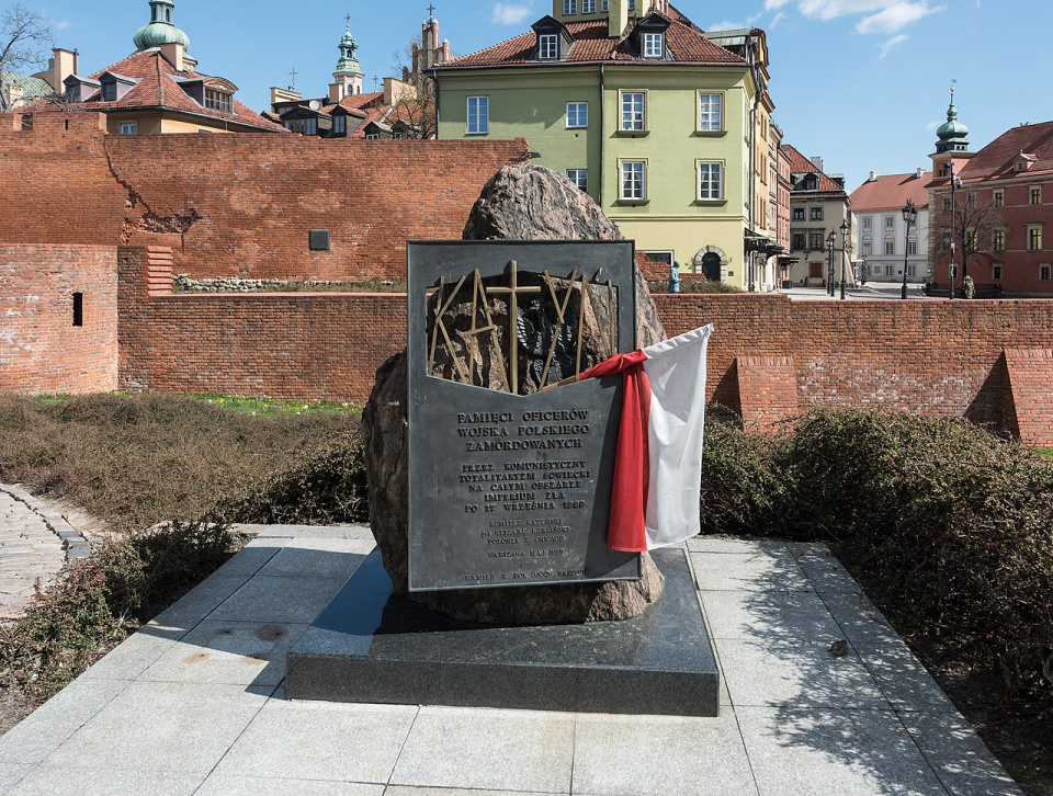 Pomnik Katyński w Warszawie 2021 [Fot. Autorstwa Adrian Grycuk - Praca własna, CC BY-SA 3.0 pl, https://commons.wikimedia.org/w/index.php?curid=108019232]
