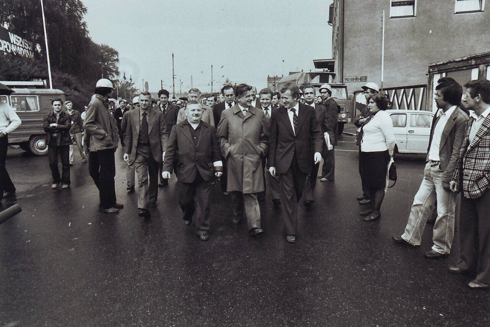 Wyjście komisji rzadowej. Szczecin 1980. [fot. Stefan Cieślak/CC BY-SA 3.0-pl/Wikimedia Commons.]
