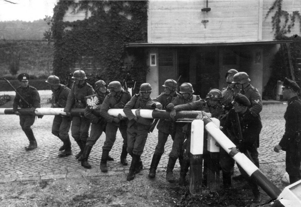 1 września 1939 roku, Niemcy wkraczają do Polski (propagandowe zdjęcie pozowane) [fot. wikipedia/domena publiczna]