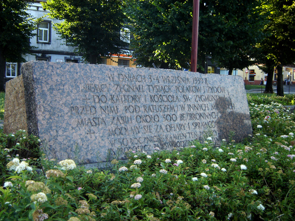 Obelisk przed częstochowską archikatedrą, upamiętniający wydarzenia „krwawego poniedziałku”. [fot. wikipedia/Reytan - Praca własna/domena publiczna]