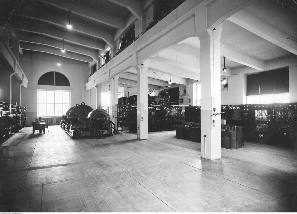Wnętrze budynku generatorów Transatlantyckiej Centrali Radiotelegraficznej, lata 30. XX w. [fot. wikipedia/NAC/domena publiczna]