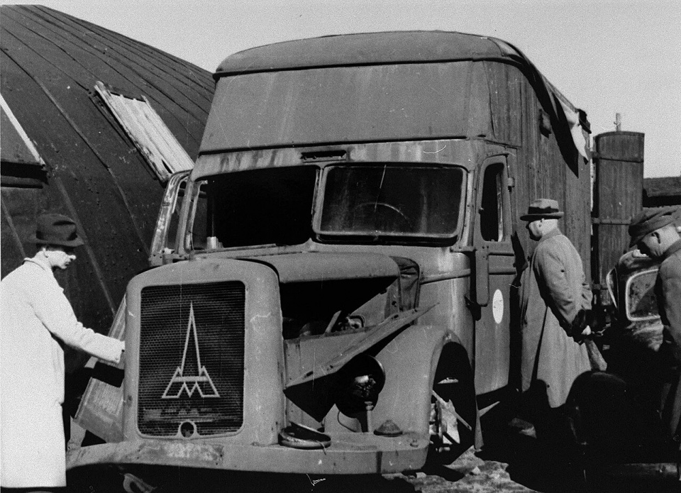 Jeden z samochodów-ciężarówek marki Magirus-Deutz odnaleziony w Kole w 1945 roku. Podobne samochody przystosowano do gazowania więźniów spalinami. [fot. wikipedia/domena publiczna]