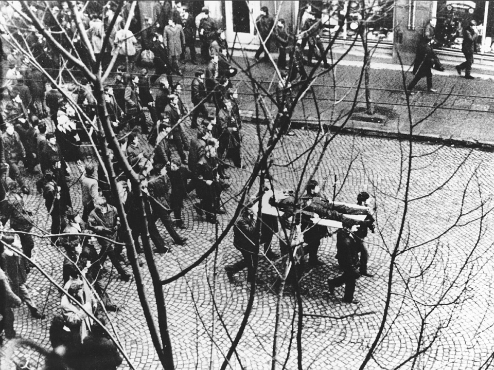 Demonstracje Grudnia 1970 w Gdyni Ciało Zbyszka Godlewskiego niesione przez demonstrantów [fot. wikipedia/domena publiczna]