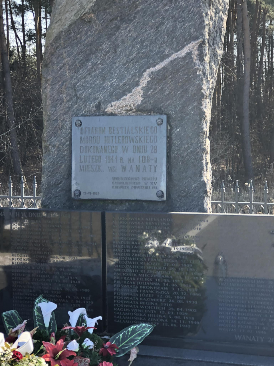 Pomnik upamiętniający pacyfikację i spalenie wsi Wanaty. [fot źródło: www.gov.pl/web/uw-mazowiecki/79-rocznica-pacyfikacji-i-spalenia-wsi-wanaty-w-gminie-laskarzew]