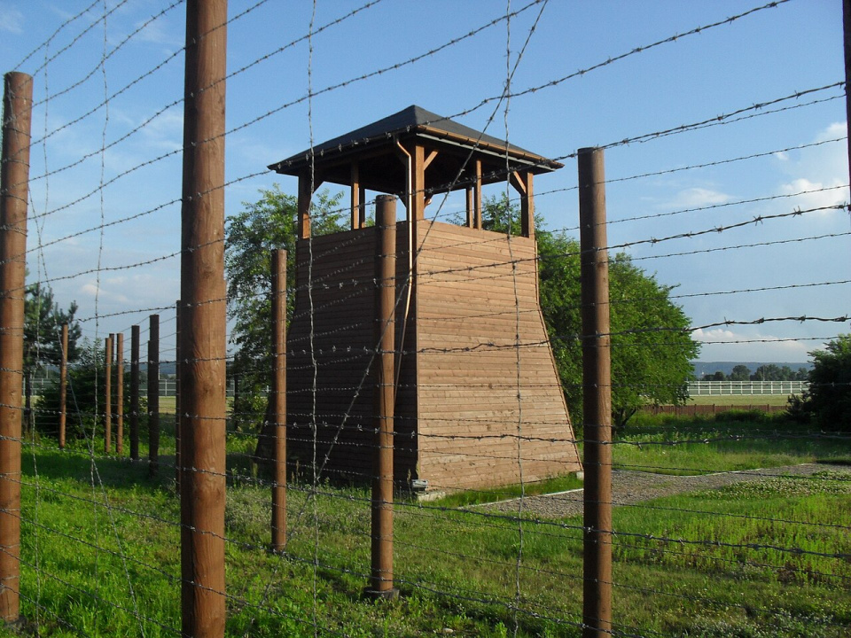 Wieża wartownicza (obóz Pustków) [fot. Gregok/wikipedia/domena publiczna]