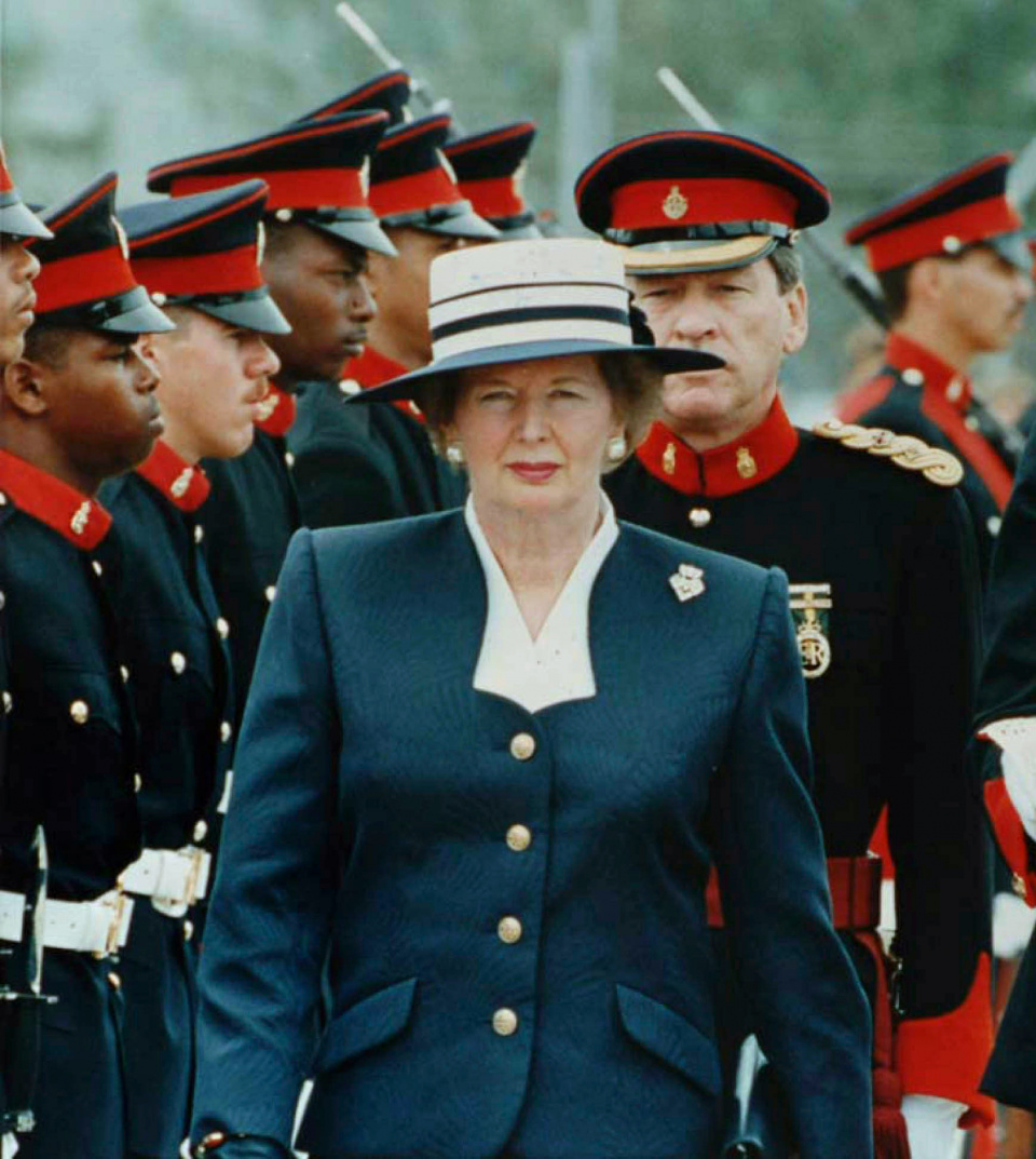 Margaret Thatcher podczas przeglądu wojsk na Bermudach [fot. wikipedia/domena publiczna]