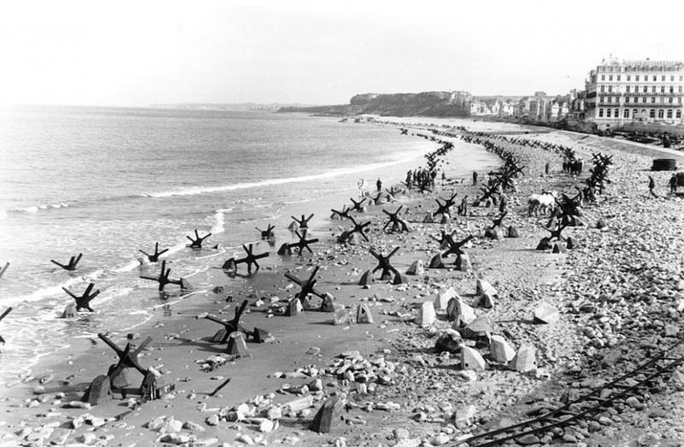 Zapory przeciwczołgowe na plaży. [Fot. Bundesarchiv/źródło:IPN]