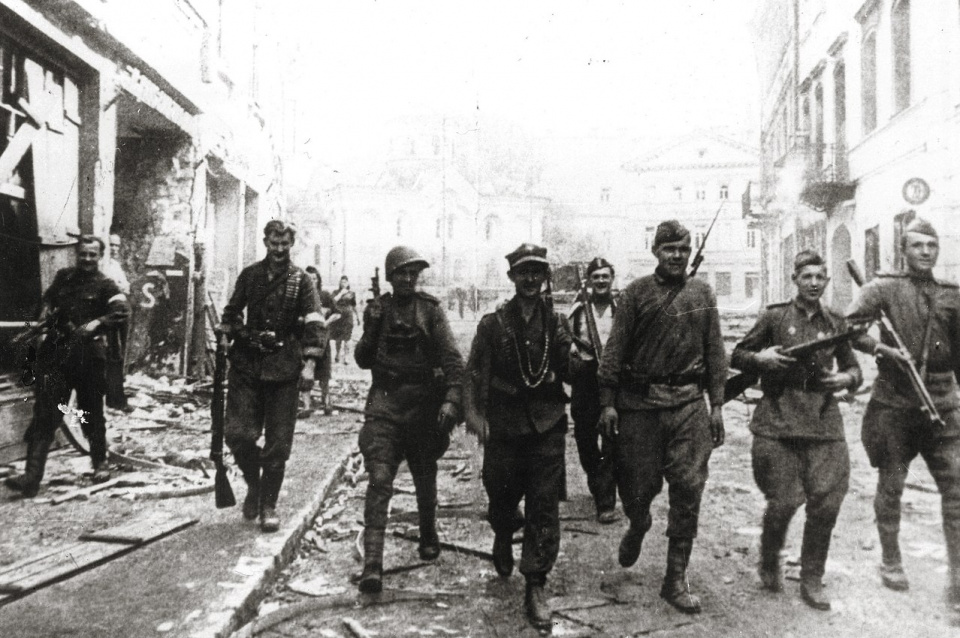 Walki o wyzwolenie Wilna. Patrol żołnierzy Armii Krajowej i radzieckich na ulicy Wielkiej [fot. wikipedia/domena publiczna]