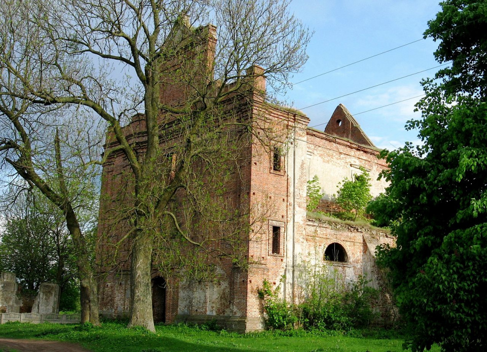 Ruiny kościoła w Kisielinie, gdzie doszło do jednej ze zbrodni 11 lipca 1943. [fot. Promek/wikipedia/domena publiczna]