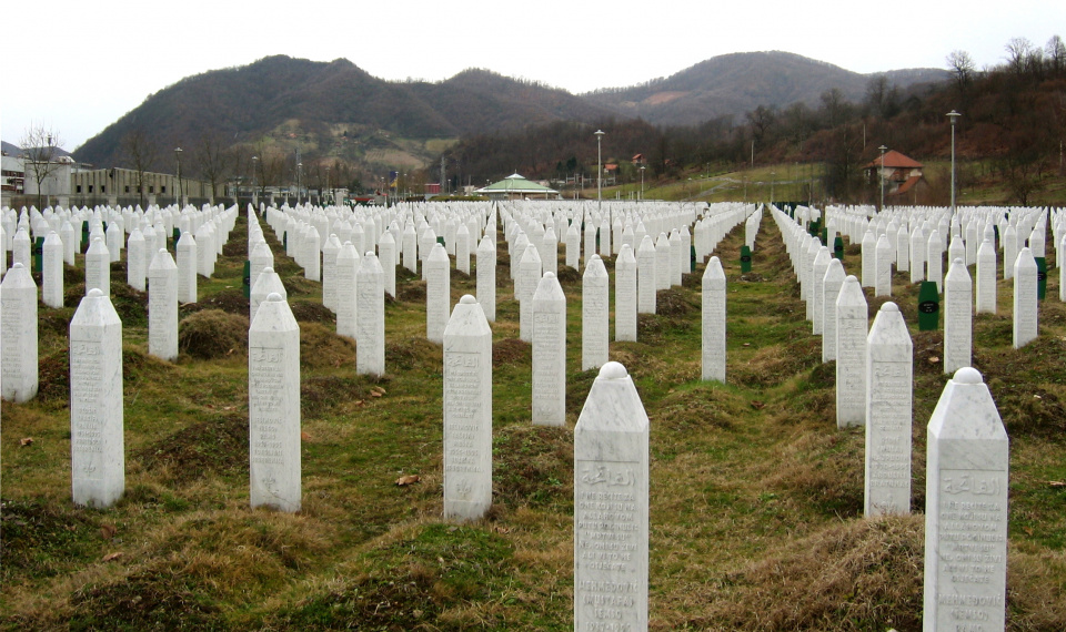 Część z ponad 6500 nagrobków na Cmentarzu i Pomniku Ofiar Ludobójstwa w Srebrenicy-Potočari z 1995 r. [fot. Michael Büker/wikimedia commons/CC BY-SA 3.0]