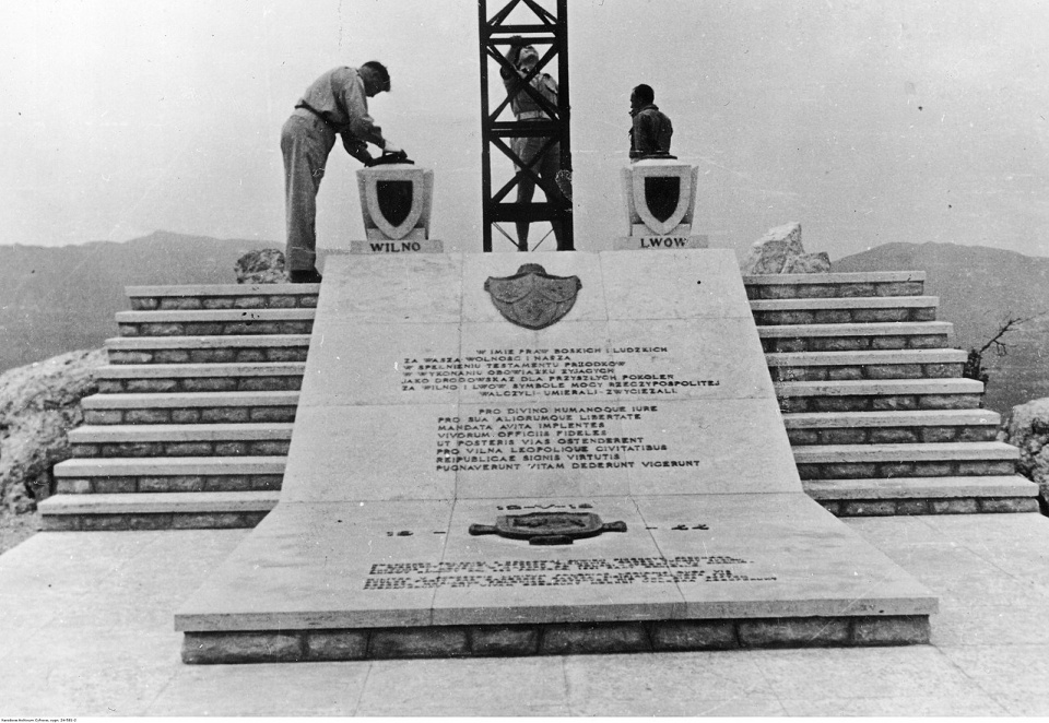 Pomnik 5 Kresowej Dywizji Piechoty na wzgórzu 575 [Fot. Archiwum Fotograficzne Tadeusza Szumańskiego/wikipedia domena publiczna]