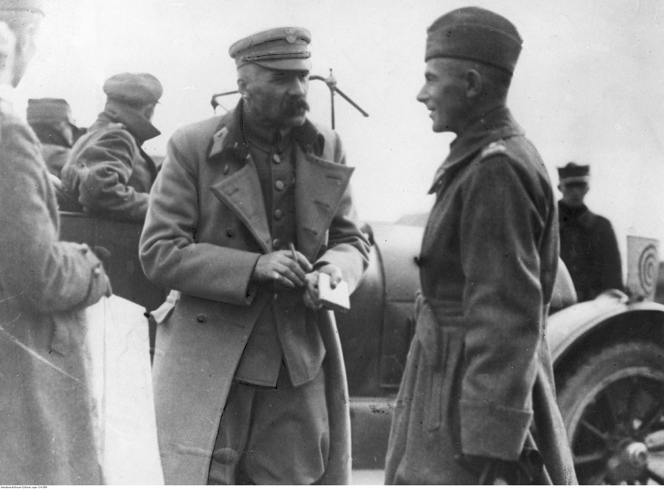 Józef Piłsudski w rozmowie z gen. Edwardem Śmigłym-Rydzem w czasie wojny polsko-bolszewickiej [fot. wikipedia/domena publiczna]