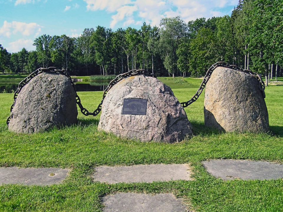 Estoński pomnik upamiętniający bałtycki łańcuch [fot. Epukas/wikipedia/domena publiczna]