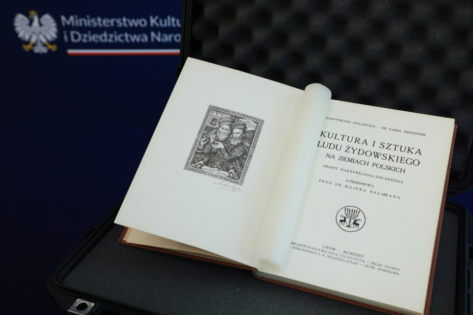 Książka pt. „Kultura i sztuka ludu żydowskiego na ziemiach polskich” [Fot. Danuta Matloch MKiDN]