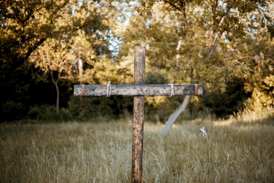 krzyż drewniany, zdjęcie poglądowe [fot. elements.envato.com]