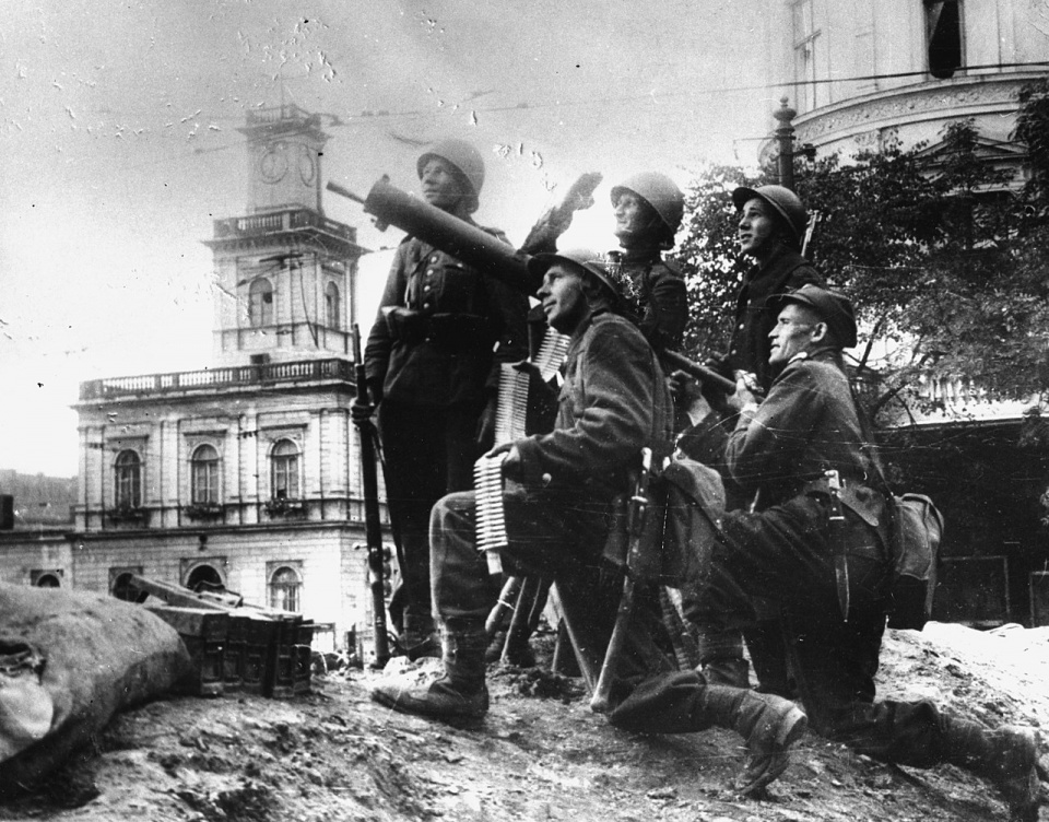 Stanowisko przeciwlotniczego ckm wz. 30 w pobliżu Dworca Wiedeńskiego [Fot. Centralna Agencja Fotograficzna (CAF)/wikipedia/domena publiczna]