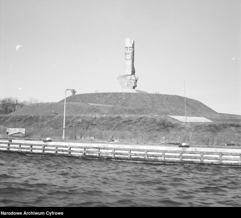 Pomnik Obrońców Wybrzeża na Westerplatte - widok od strony kanału portowego. [Fot. NAC]