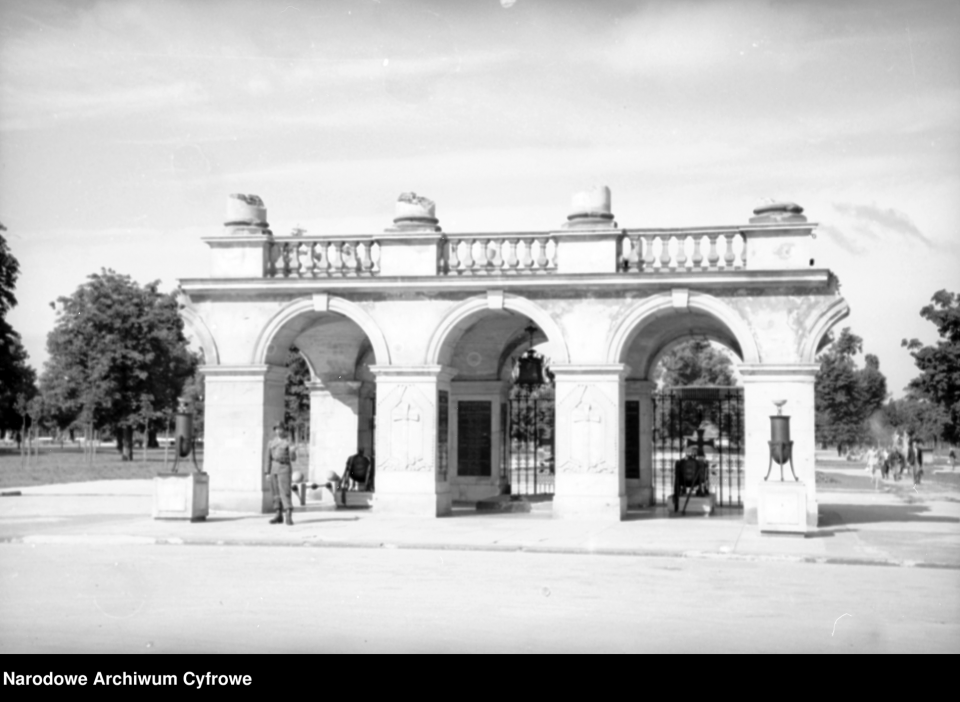 Grób Nieznanego Żołnierza w Warszawie. 1950 rok. [fot. NAC]