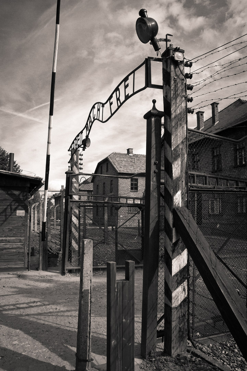 Auschwitz [Autorstwa PerSona77 - Praca własna, CC BY-SA 3.0 pl, https://commons.wikimedia.org/w/index.php?curid=28703642]