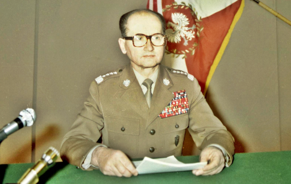 Generał armii Wojciech Jaruzelski przygotowujący się do odczytania przemówienia informującego o wprowadzeniu stanu wojennego; Warszawa, 13 XII 1981 [fot. Autorstwa Nieznany - Ten plik jest pochodną pracą: AGAD Gen. Wojciech jaruzelski 13 grudnia 1981.png,