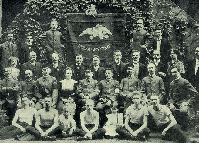 Członkowie Towarzystwa Gimnastycznego „Sokół” we Wrocławiu założonego w 1894 roku – zdjęcie z 1910 r. [fot. domena publiczna]