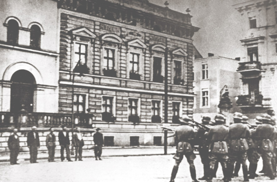 Publiczna egzekucja na Starym Rynku w Bydgoszczy (9 września 1939) [fot. domena publiczna]