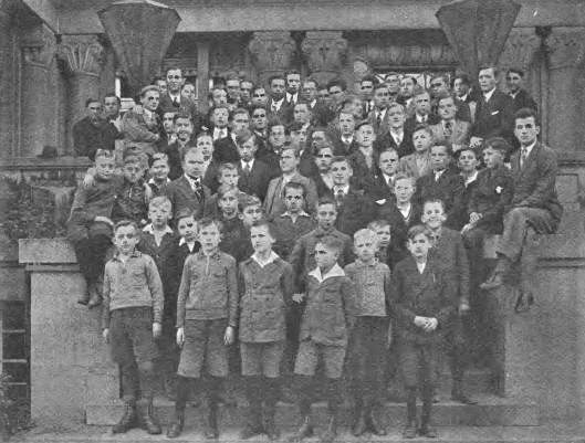 Grupa uczniów Gimnazjum Polskiego w Bytomiu 1935 r. [fot. domena publiczna]
