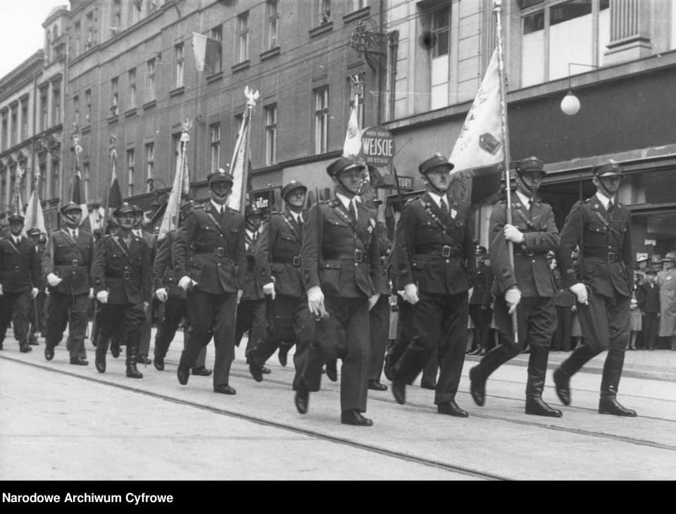 Powstańcy śląscy podczas defilady 1936r. [źródło: www.szukajwarchiwach.gov.p]