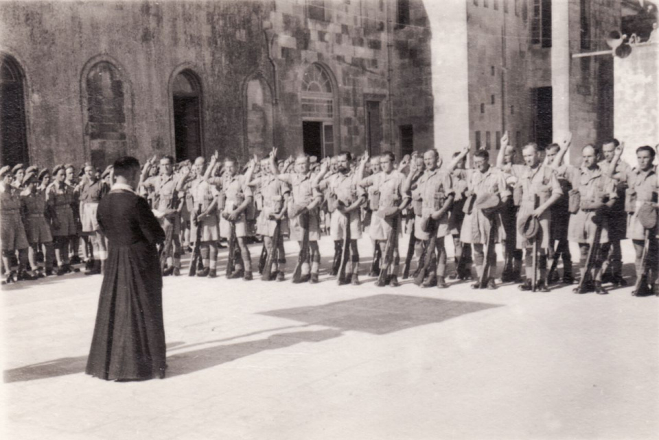 Biskup Józef Gawlina podczas odwiedzin oddziałów 2 Korpusu Polskiego w Casarano we Włoszech (16 maja 1946) [www.wikipedia.pl]