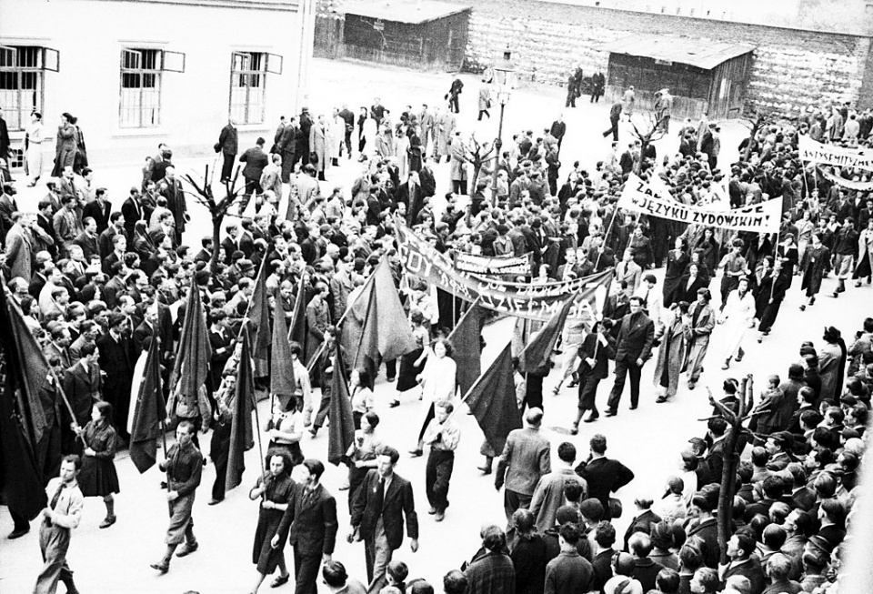 Członkowie Polskiej Partii Socjalistycznej podczas pochodu pierwszomajowego ulicami Krakowa (1.05.1936) Narodowe Archiwum Cyfrowe [źródło: www.wikipedia.pl]