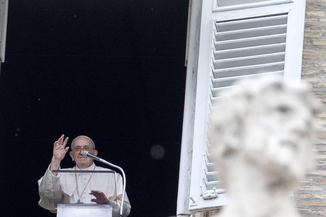 Papież Franciszek prowadzi modlitwę Regina Coeli [fot. PAP/EPA/MASSIMO PERCOSSI]