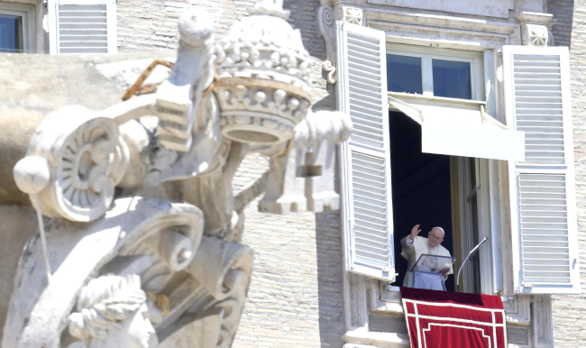 Papież Franciszek prowadzi modlitwę Anioł Pański w Watykanie [fot. PAP/EPA/VATICAN MEDIA HANDOUT]