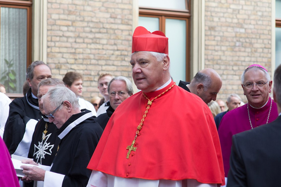 Kardynał Gerhard Müller podczas ceremonii pogrzebowych kardynała Joachima Meisnera w Kolonii [fot. Elke Wetzing/Źródło: Wikipedia]
