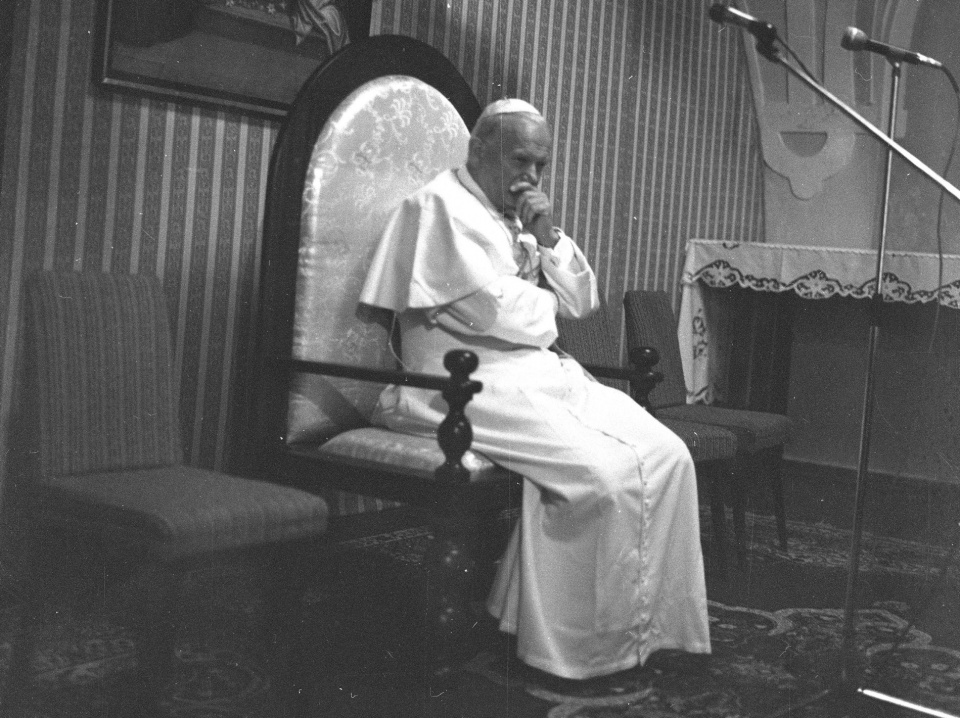 Papież Jan Paweł II w Kaplicy Różańcowej [fot. Narodowe Archiwum Cyfrowe]