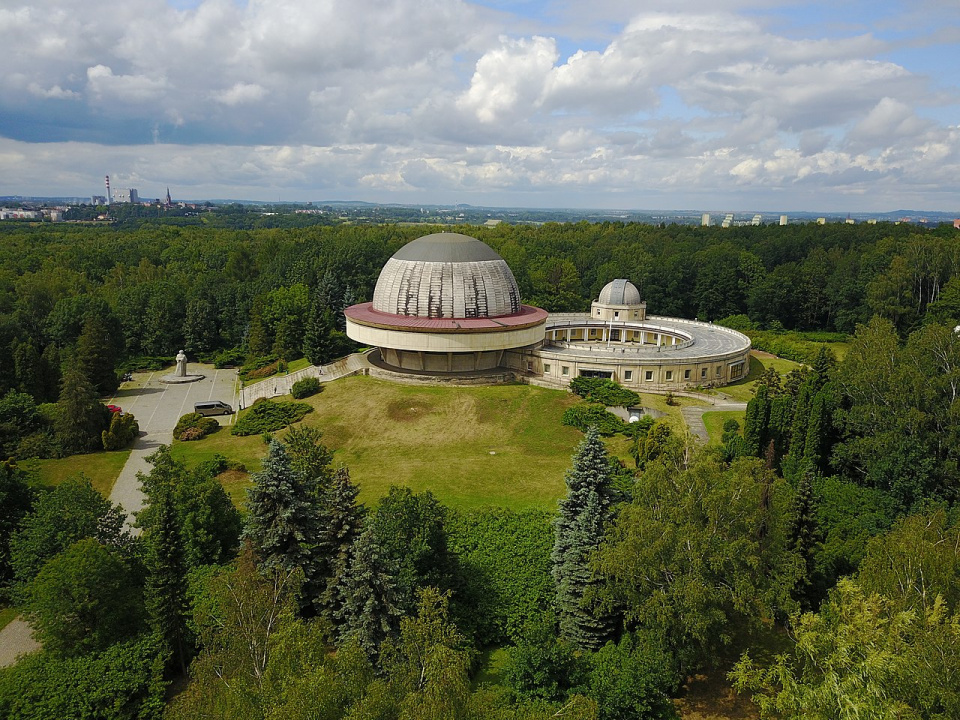 Planetarium Śląskie [fot. https://commons.wikimedia.org/wiki/File:Silesian_Planetarium_2018_P01_aerial_view.jpg]