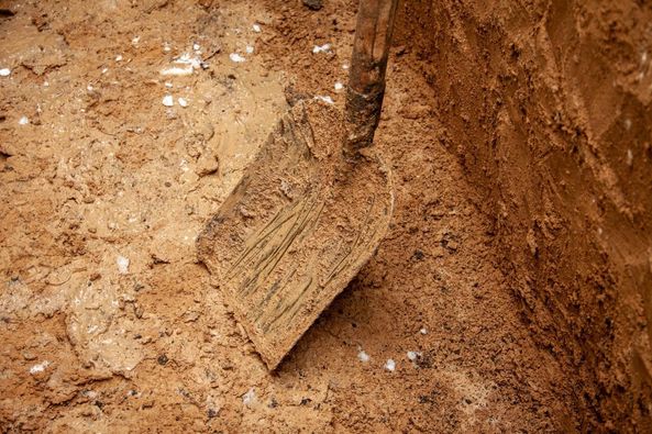 Перші сантиметри скам’янілого мерзлого ґрунту впереміж із корінням вирубують сокирою (фото ЗСУ)