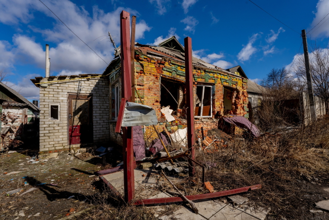 Знищені будинки на Харківщині [Fot. PAP/Mykola Kalyeniak]