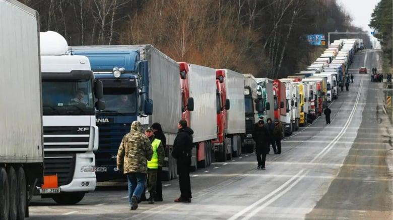 Черга з вантажівок на польсько-українському кордоні (фото з фейсбуку Василя Зварича)