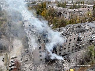 Матір та троє її дітей, наймолодшій з яких було всього два місяці, загинули у Кривому Розі внаслідок ракетної атаки росіян (фото ДСНС України)